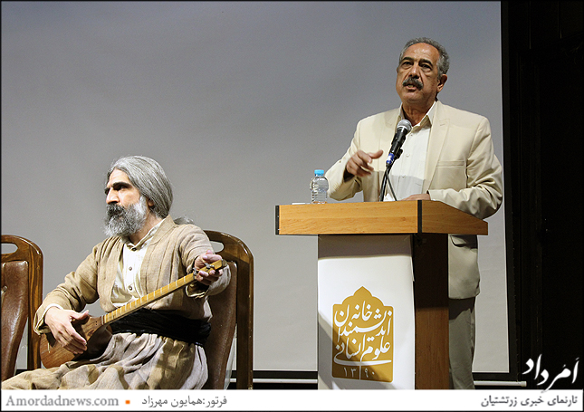 کورش نیکنام نویسنده برگردان کتاب گاتا به همراه آرش شهریاری نوازنده تنبور بخشی از آوای گاتا را اجرا کردند