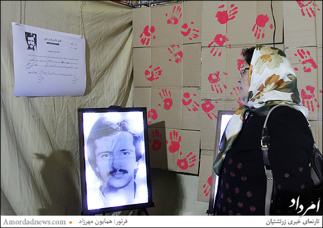 گوهرتاج خدادادکوچکی مادر جانباخته فرهاد خادم روبروی عکس وی