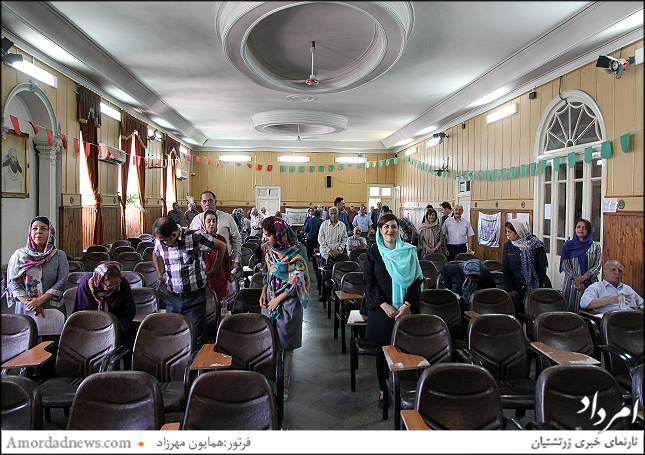  برخاستن باشندگان برای تایید هیات‌رییسه‌ی مجمع انجمن زرتشتیان تهران