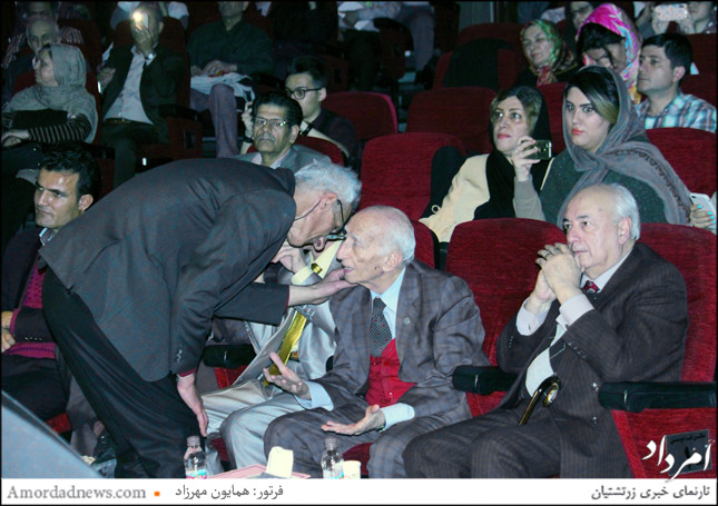  چهره چپ: شریعت زاده هماهنگ کننده نشست زبان پارسی و پرفسور داریوش فرهود