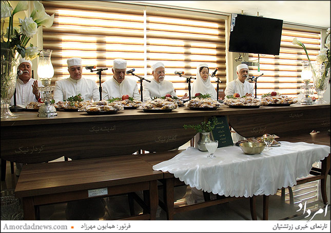 موبدان از راست: فرزاد لهراسب، راشین جهانگیری، گودرز ماوندی، فرهنگ ضیاتبری، اردشیر بهمردی، بهروز نجمی زاده